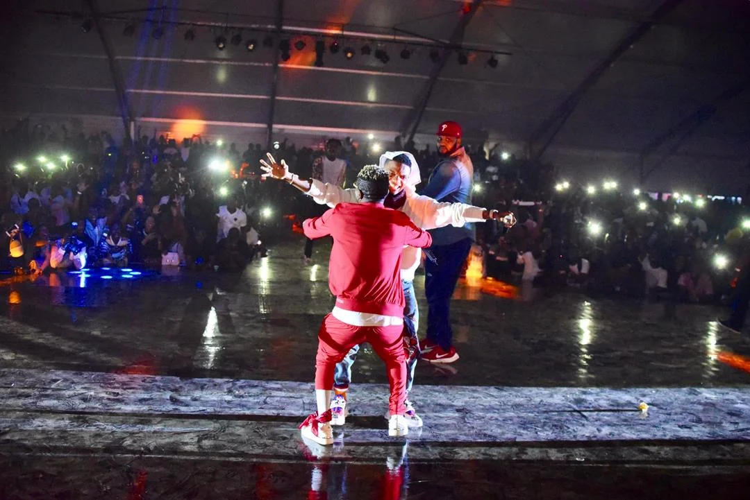 Shatta Wale ‘chills’ with Wizkid after Ghana Meets Naija