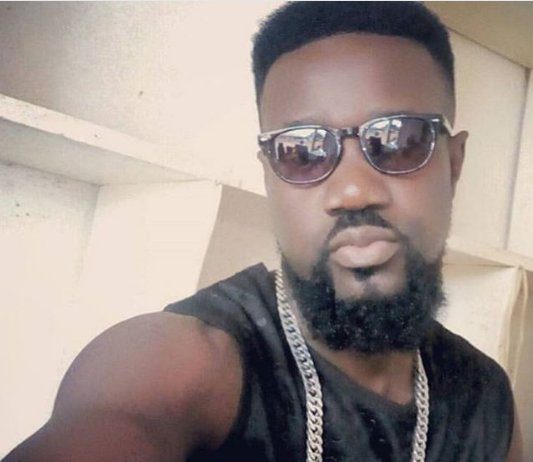 Photo: Meet Sarkodie’s die-hard fan who looks like a twin brother