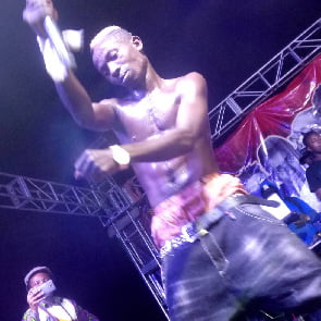 Hilarious moment as Patapaa forgets his ‘Skopatumana’ lyrics live on stage
