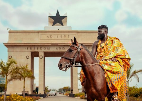 Meet the amazing Ghanaian walking artist and model – GlennSamm