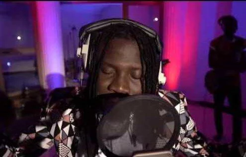 Official Video: Stonebwoy – Sobolo (Live) Ft. The Bhim Band