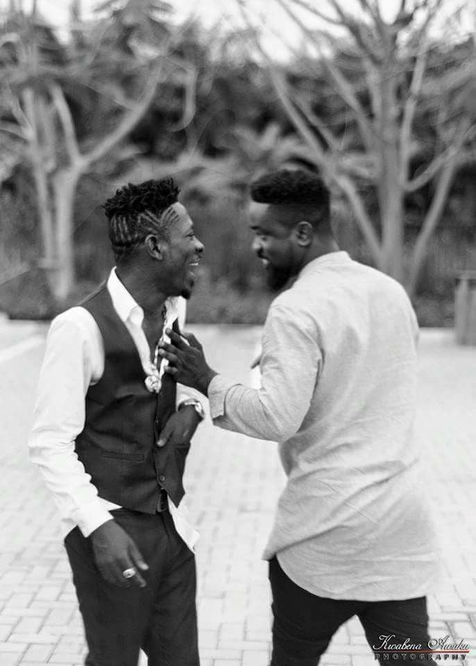Sarkodie Proves To Shatta Wale That He’s Not Broke As He Says – Shares Money To His Fans