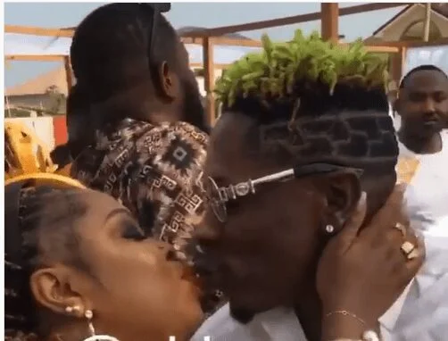 Shatta Wale kissed Afia Schwarzenegger At Medikal And Fella Makafui’s Traditional Wedding / WATCH VIDEO Shatta Wale kissed Afia Schwarzenegger At Medikal And Fella Makafui’s Traditional Wedding / WATCH VIDEO