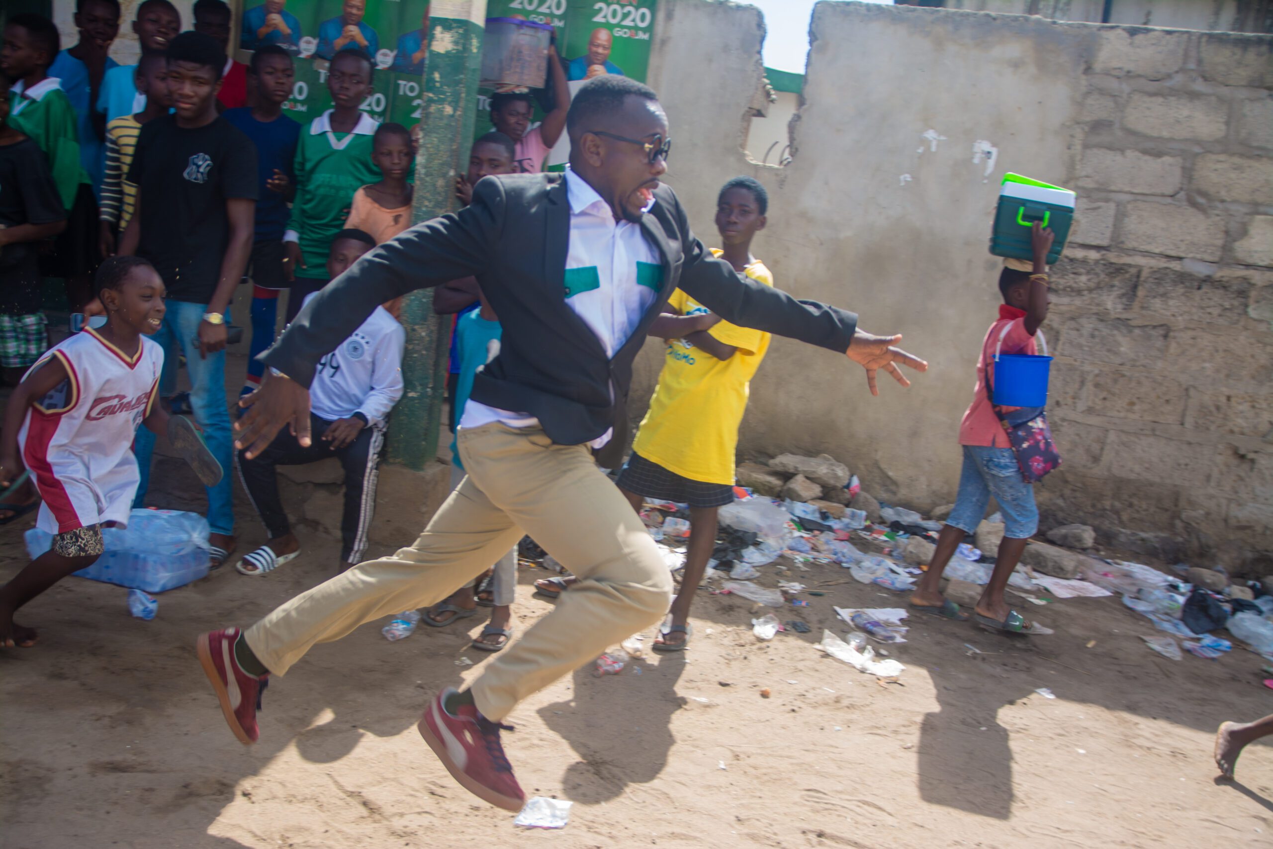 DSC_4114-scaled Kahpun sends a strong warning to all politicians through "Election Time" song. Features Comedian Ajeezay in the visuals.