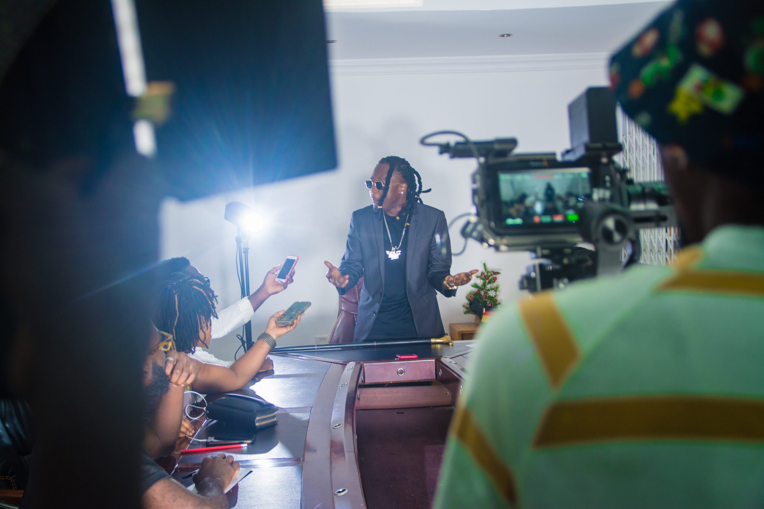 DSC_4164-scaled Kahpun sends a strong warning to all politicians through "Election Time" song. Features Comedian Ajeezay in the visuals.