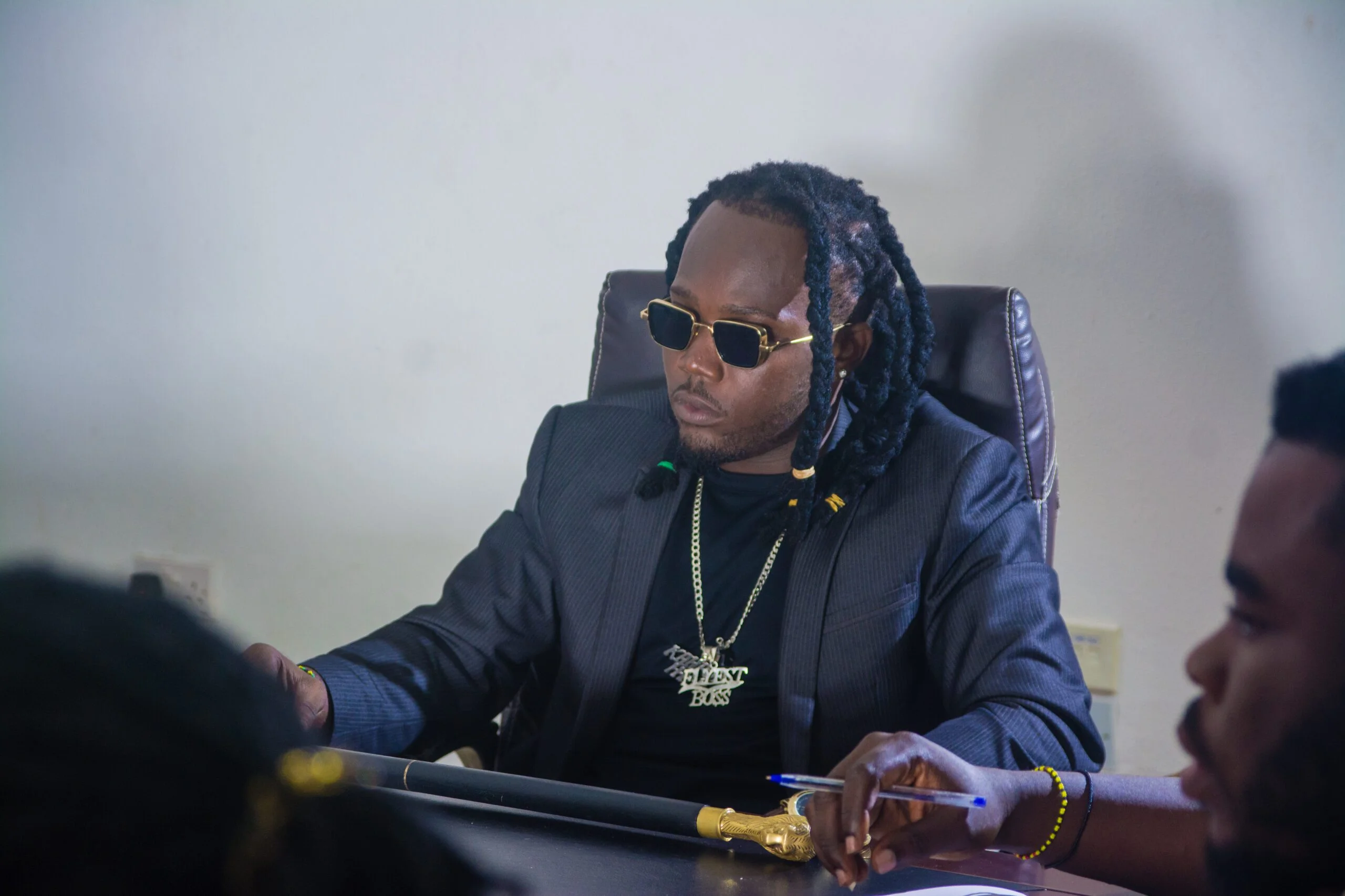 Kahpun sends a strong warning to all politicians through “Election Time” song. Features Comedian Ajeezay in the visuals.