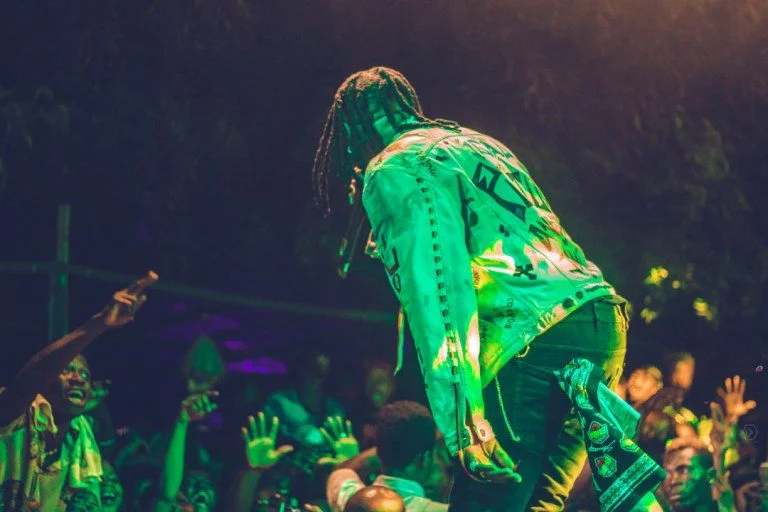 Stonebwoy-and-Fan Stonebwoy, Donzy, Larruso, Kahpun more support DJ Justice on “The Justice Experience” event – PHOTOS