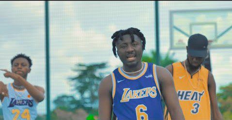 Official Video: Amerado – Sika Besu Ft Kweku Flick & Ypee